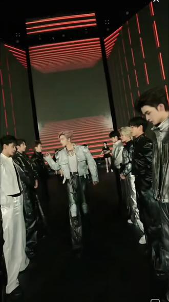 奉节全新大舞台燃爆啦!
男团女团强势PK,团舞直接帅到犯规!
节奏卡点、颜值在线,这才是奉节夜生活的正确打开方式!🔥#奉节 #索图 #三斤317