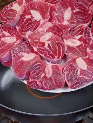 秋天贴秋膘首选吃羊肉,都是老人传下来的,尤其这个羊小腿,鲜嫩多汁,大口吃肉小口喝汤的感觉不要太舒坦#真材实料才能做出好味道 #草原美食 #清炖羊小腿