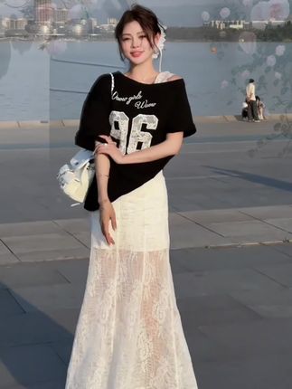 这款蕾丝露肩短袖t恤简直是女神必备,它采用宽松设计,穿上后不仅显瘦还很有型,而且它的设计非常贴心,能够完美遮住手臂赘肉,让你更加自信美丽。无论与家人共度时光,还是外出游玩,都能轻松驾驭,赶快下单吧,让自己更美!#显瘦穿搭 #谁穿谁好看#夏季穿搭 #夏日清爽穿搭 #夏日 ootd 穿搭