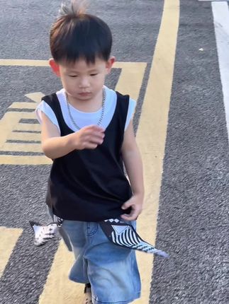 二岁OOTD|肌肉背心男精力旺盛的一天 #儿子穿搭 #人类幼崽的多巴胺穿搭 #夏天该有的样子 #人类幼崽穿搭合集 #男宝穿搭