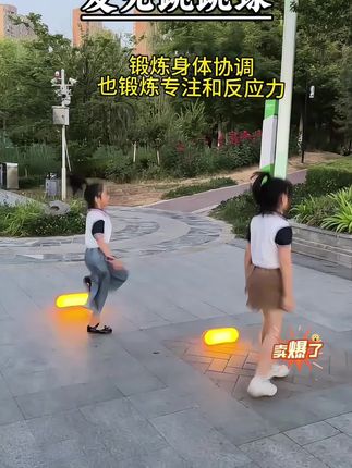 孩子童年永不过时的 #发光跳跳球 灯光柔和,晚上也可玩,增强专注力,轻松锻炼身体平衡感!赶紧给孩子安排吧!#运动长高 #感统训练