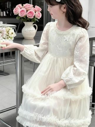 👑宝妈们,2025新款女童春秋装连衣裙来啦,简直是小公主的梦幻衣橱必备!🎀法式复古风的小裙子,圆领泡泡袖,领口设计超贴心,不磨宝宝脖子。裙摆双层结构,轻纱蓬松又防勾丝,里衬全棉超舒适。还有新中式马甲两件套,立体浮雕小花搭配撞色盘扣,古典韵味十足。柔软亲肤,透气排汗。无论是生日派对还是日常出街,穿上它,宝贝就是最耀眼的小明星✨#女童连衣裙 #2025新款 #公主裙 #生女儿就是用来打扮的 #无限回购的宝藏单品