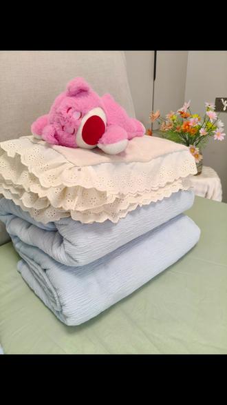 真的被这套树皮纹牛奶绒四件套温柔到了💛 一面是清爽的蓝 一面是软糯的米杏 花边还做得精致又仙 贴肤睡软乎乎的 服帖得不像话 换着睡每天都有新感觉#温柔到心坎 #树皮纹牛奶绒 #AB版牛奶绒四件套 #秋冬床品推荐 #五河定制四件套