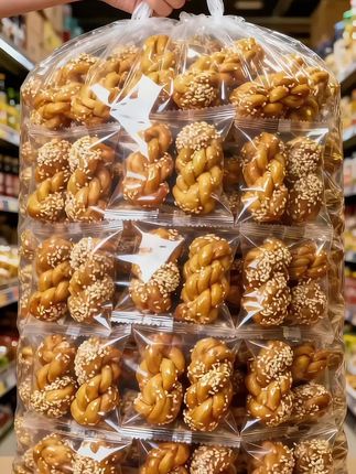 家人们集合!这口香酥迷你小麻花绝了!咬一口嘎嘣脆,解馋又顶饱~#小麻花 #香酥小麻花 #办公室小零食 #零食尝鲜