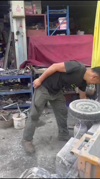 费了九牛二虎之力,终于搞惦啦。#电动三轮车#建筑机械#地坪研磨机#座驾抹光机#同城