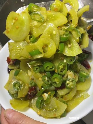 青番茄炒辣椒,还记得这个味道吗?还是小时候的味道#摘菜的快乐#西红柿#蔬菜#新鲜采摘#三农