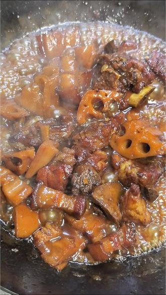 #亲自动手自己做美食
今年吃了好多次莲藕,第一次吃我就想做这道莲藕糖烧肉了,但是因为高油高糖,我真的纠结了好久好久,终于下定决心做一次。
下班就飞奔去菜市场买了瘦一点的五花肉,结果没注意那块肉上特别特别多的猪毛,回家一看差点恶心吐了,只好留着这块肉去皮以后做别的菜。又翻了翻冰箱找出一块肥一点的五花,还拿了一些猪骨,因为冻起来了,拿错了,这袋排骨很少,主要是脊骨。但是都没关系,阻止不了我这一顿就要吃上的心。
这是一道甜口的菜,小时候只有大席能吃到糖烧肉,有生腐烧的,有蜜枣烧的,我最爱莲藕糖烧肉。我放的糖还是不够多,没达到我记忆中的甜味,今年年夜饭再做一次,争取做得更好!
#美食 #做饭 #做菜我是认真的