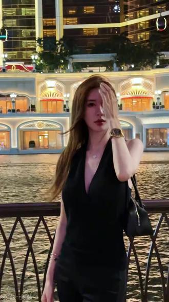 ”绢丝背心“ 绢丝定织简调挂脖背心绢,绢丝透气垂顺,勾勒优美肩颈,显瘦衬气质 #秦梅 #氛围感穿搭 #秦磊 #挂脖背心 #高级感穿搭