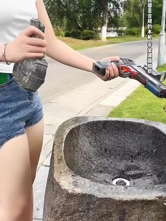 现在的玩具设计得都这么炸裂了吗?发射有激光特效,还有自动回膛的后座力,这哪个男孩会拒绝啊?#电动水枪 #水枪 #儿童水枪 #自动水枪 #电动连发水枪