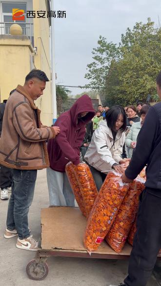 西安高新区秦渡街道的陕华洋锅巴火啦,顾客驱车几百公里专门来买!#西安高新 #陕华洋锅巴 (高新融媒记者 张艺雯 周晨阳 周辰禹)