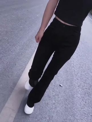 不必太纠结于当下,也不必太忧虑未来,生活就是自己哄自己,把自己哄明白了,什么都明白了,把自己过好了,身边的一切才会好…#修闲气质裤#新款上新 #显瘦穿搭