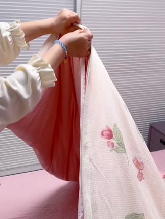 #四件套 这款四件套真的太舒服了,软软糯糯的,特别轻肤,一年四季都可以用,值得拥有 #面料柔软舒适 #高级感床品 #高档大气上档次 #四件套四季通用