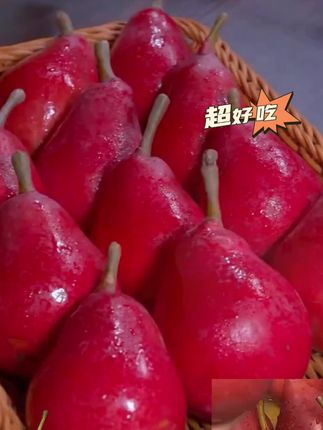 错过就要等明年!被誉为水果界的红宝石、新西兰的红宝石啤梨,一年就这一季,真的超级好吃!刚收到就迫不及待吃了两个,每一颗都特别饱满,皮薄肉厚,果肉细腻无渣,一口下去脆甜爽口,满口爆汁,真的巨好吃!一定要给家人安排尝尝。#新鲜采摘 #红啤梨 #脆甜多汁 #快来一起尝个鲜 #抖音助农扶农
