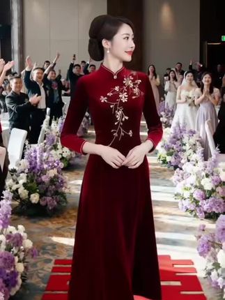 喜婆婆穿它惊艳全场!秋冬钉珠旗袍显高又显贵 结婚宴上妈妈的礼服别再乱选啦!这款秋冬改良钉珠旗袍真的戳中审美——精致钉珠自带贵气感,在灯光下blingbling超吸睛;长袖设计适配秋冬温差,再也不用怕穿得单薄;大码修身版型超贴心,藏肉又显腰,轻松穿出好比例;大摆裙摆走路带风,出席婚宴优雅又大气,让妈妈稳稳hold住全场,成为婚礼上亮眼的存在~#婚宴丝绒旗袍#高贵优雅#丝绒面料礼服#复古旗袍穿搭#婚宴穿搭灵感