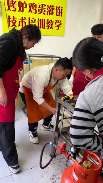 饼超圆烤炉鸡蛋灌饼
张师傅教徒弟使用烤炉讲解