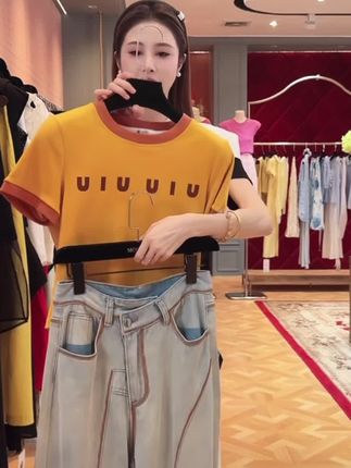 夏季穿搭女撞色圆领字母正肩短袖t恤设计感休闲显瘦牛仔裤两件套#