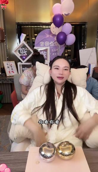 脸一垮整个人看着就垮了,这罐金银绷带把精气神提回来了,以前自拍只敢俯拍,现在正面怼脸也不怕了下颌线清清楚楚#素颜桃花乔帮主 #抗皱紧致 #美白 #护肤好物分享 @乔帮主6月6日三宝满月宴🎊全年超大场