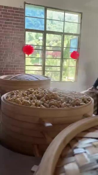古法炮制九蒸九晒黄精,工序繁琐,全靠耐心与火候
精选优质生黄精,先反复清洗去除泥沙,清水浸泡至肉质变软
上锅充分蒸透,取出置于阳光下自然晾晒,收干表面水分
一蒸一晒为一道工序,如此循环九次。
历经九蒸九晒,黄精由生转熟,色泽油润乌黑,药性温和
褪去原本的麻涩,入口绵柔回甘,古法匠心,只为一口天然滋养