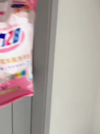 活力二八的洗衣液,你闭眼入,喜欢什么味道就买什么味道,新品松木香氛洗衣液,一大袋足足五斤重,还是跟抖音联名的,里面添加了松木香氛因子。洗完的衣服不仅干净,还能做到持久留香,而且它还是微胶囊三重锁香技术#强烈推荐 #好物推荐分享