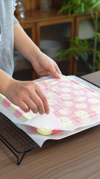 一撕就可以出来非常漂亮的毛巾面,这个性价比很高的油纸用起来真不错,用完就丢不心疼,还不需要清洗,真的是实用又方便呢!C#油纸 #烘焙油纸 #蛋糕胚 #毛巾面