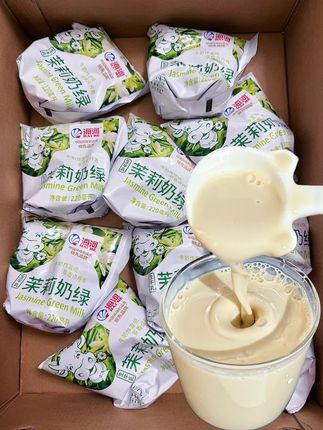 海河你真的没有瓶颈期啊,新出的茉莉奶绿真的好喝哭了啊!这个价到手满满一箱10袋,每袋220ml大容量的,配料表干净,入口丝滑细腻,茉莉与牛奶的完美融合鲜甜柔滑奶香细腻,满嘴都是茉莉的花香好好喝啊!还没喝的姐妹一定要尝尝哦!!#夏日饮品 #海河牛奶 #茉莉奶绿 #口感特别好 #仙女都在喝什么