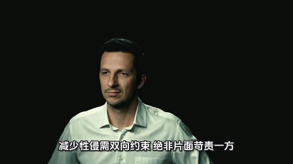 减少性侵需双向约束,绝非片面苛责一方
当下强奸罪的法律认知与社会舆论,陷入极端片面的误区,核心问题就是只强行约束男性,完全弱化甚至否定女性自我保护的责任,违背人性规律与现实安全逻辑。
男性生理冲动是与生俱来的本能,如同动物天性,仅凭法律根本无法完全压制,法律只能事后惩处施暴者,无法提前遏制瞬间的恶念。一味把全部安全责任压在男性身上,本就是不切实际的空谈。
中国传统礼教、中东地区的生活习俗,绝非压迫女性,而是社会动荡、治安薄弱环境下,非常务实的双向保护。中东地区要求女性外出时全身遮盖、包裹头巾,目的并非限制自由:战乱、秩序混乱的环境里,通过着装模糊年龄、性别特征,让旁人无法分辨是年轻女性还是老人,从根源上降低被不法分子盯上的概率。我国传统同样强调女性衣着保守、端庄得体,不深夜独行、不涉足偏僻无人的危险地带。绝大多数性侵案的发生,都建立在女性身处高危场景之上,做好自我约束与避险,能直接切断犯罪诱因,大幅减少悲剧。
更关键的是,现代婚姻也彻底背离了传统本源。传统婚姻本就是为传宗接代、延续后代组建的家庭关系,夫妻需恪守对应的本分责任。如今却过度放大婚内女性绝对性自主权,将夫妻亲密、生育都当作可随意拒绝的选择,甚至拔高婚内强奸认定,完全颠覆了传统婚姻的本质。既然不愿履行婚姻的核心义务,本就不该步入婚姻。沿用婚姻之名,却抛弃传统婚姻的责任内核,本就是本末倒置。
只单方压制男性、放弃双向约束,只会激化两性矛盾,埋下社会隐患。唯有男性守法律底线,女性守传统自保分寸、恪守婚姻本分,才是维系两性秩序的正道。