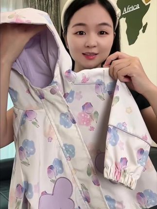 家里有小公主的一定要买这件女童外套,它穿上身真的很可爱,而且质量也很好,它是春秋款的,现在穿正合适,它的面料柔软舒适,还有印花设计,特别好看。不仅如此,它的版型也很不错,可以很好的修饰身材比例,让宝贝看起来更活泼俏皮,喜欢的朋友快来选购吧!#生女儿就是用来打扮的 #高品质童装 #甜美女孩 #外套穿搭 #超便宜超划算