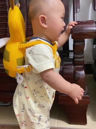 福利价冲!宝宝学步防摔护头神器,宝妈闭眼入! 直接给各位同学上福利价!这款小蜜蜂护头枕也太懂宝宝了,软萌造型一戴就很可爱,宝宝完全不抗拒~不管是学坐时怕后仰、学爬时怕磕碰,还是学走路时怕晃倒,它都能牢牢护住宝宝头部,透气面料贴肤不闷汗,宝宝戴着活动超自在。 有它在,能有效减少宝宝头部意外伤害,宝宝学得开心,妈妈再也不用时刻悬着心,妥妥的婴儿学步期防护刚需品! #宝宝护头防摔神器 #福利款母婴好物 #学步期必备防护 #宝妈省心好物