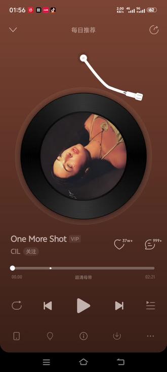 #One More Shot #英文歌曲 #流行pop #灵魂乐 #dou+上热门 核心是流行(Pop) 类型,还融合了灵魂乐(Soul)风格,同时带有现代R&B的韵味。
这首歌有着流行音乐抓耳的旋律,搭配CIL极具质感的嗓音,又融入灵魂乐的深情质感,契合她一贯在流行与灵魂乐之间打造专属风格的创作特点,听感既有流行的易接受度,又有灵魂乐的细腻情感张力
1. 特色人声元素:核心是CIL沙哑又带冷感的独特嗓音,演唱中既有失望的细腻情绪,高潮部分又能释放出带狠劲的爆发力,沙哑质感里藏着温度,冷冽声线还能传递出大女主式的坚定态度,成为歌曲的鲜明标识。
2. 节奏与器乐元素:融入嘻哈节奏,搭配流行与现代R&B的编曲框架,同时采用原声和电子乐器混合编配的方式,既保证了旋律的节奏感,又让整体听感更具层次,契合歌曲的情绪起伏。
3. 旋律与情绪元素:有着抓耳的重复性旋律乐句,副歌中“One More Shot”的反复吟唱,能强化歌曲的记忆点;且旋律与歌词里“暴打渣男”的爽文情绪相匹配,通过旋律强弱变化,把失望、愤怒等情绪层层递进地传递出来,让歌曲更具感染力