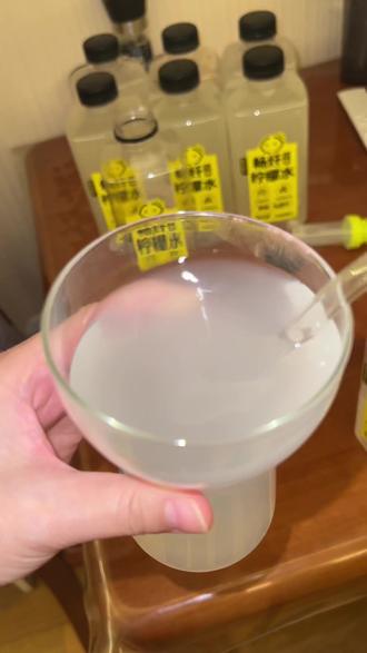 哇哇哇,现在买8瓶还送吸管?大口喝水的感觉也太爽了!!!(真怕它过段时间就不送吸管了!)关键是这个巨无霸柠檬水配料表也是真的很干净了吧!#柠檬水 #饮料 #柠檬共和国 #多喝水