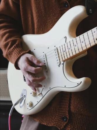 新手电吉他避坑指南!5招闭眼选好琴 新手电吉他选购核心要点:
①预算锁死千元左右: 太低易踩烧火棍,太高智商税✨。千元档口碑品牌琴品质稳。
②琴型选ST: 经典百搭,易上手,新手闭眼入。
③琴桥选单摇: 调音稳、跑音少、易操作,可玩性够。
④拾音器认准“单单双”: 音色全面(清亮/柔和/厚重),风格通吃!小白别碰双双。
⑤材质组合: 琴体白杨木、琴颈枫木 (碳化更佳)、指板玫瑰木/乌木。
✅下面给大家分享4款优质电吉他:
① 多斐恩GT-3(¥1049)
性价比非常高的一款单摇电吉他,大牌代工厂直出!常年出口欧美,品控对标国际大牌🎉。调音简单,稳定性好,杨木材质的琴身,枫木琴颈,手感很不错,7种颜色可选,还可以一步到位选择音箱套装,初学非常推荐选择。
② 雅马哈PAC012(¥1899)
比较耐用的一款单摇吉他,指板是印度玫瑰木不易变形,音色饱满有力,共鸣效果好🎀。琴头装有琴颈调节芯,可以有效地调节吉他琴颈的直度,雅马哈的这款琴生产线设在印尼(印尼的生产水平远不如我们国家),所以精细度好不好主要看运气。
③ 多斐恩GT-4(¥1248)
加拿大枫木琴颈经过了碳化工艺处理,使得高频更集中,动态响应更直接,抗变形能力显著提升,耐用性非常好,音色厚实颗粒感明显⭐,手感非常不错,调音简单。品控卷王!每把琴出厂人工校音,适合追求“低价高配”的实用派!
④ 芬达Affinity(¥3019)
这款电吉他做工不错,在芬达吉他中性价比还算可以🌈,这款琴比较适合初学者。白杨木琴体,枫木琴颈,流线型明显,有效弦长25.5英寸❤,握持感不错,自主拾音器音色偏薄,喜欢芬达这个品牌的玩家可以选择。
#电吉他 #电吉他推荐 #电吉他选购 #电吉他入门购买推荐 #电吉他怎么选