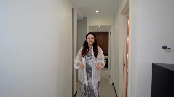 黑白灰的反转魔法✨,女儿房终于粉粉哒🎀 小仙女的专属粉色系女儿房改造来了!👧✨传统的黑白灰容易让人觉得冷硬或者单调,但在卧室里添加一点点粉色色彩,真的起到了“点睛之笔”效果!🎀一起来看看吧!
1️⃣ 墙面改造:选择一面主粉色墙进行点缀,在黑白灰的空间中形成视觉上的温馨冲击🌸。再结合柔和灯光,整个房间立刻充满浪漫气息~✨
2️⃣ 家具搭配:加入布艺的浅粉床头背景,以及粉色椅子或软装靠枕💖,完美中和空间整体质感,少即是多,让人住得舒适又爱不释手👏。
3️⃣ 软装设计:从窗帘、地毯、到装饰画🎨,尽量挑选粉色调,但注意不要过于饱和,让协调性的柔美成为整个设计重点!感受空间的小清新吧💡~
💡推荐关键词:春季变化风格、少女房装修、黑白灰点缀粉色。小改改,家马上焕新!
#女儿房设计 #粉色系装修 #抖音好家大赏 #普通人也能抄作业的家 #云南设计大表姐