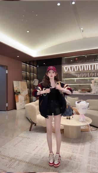 时尚又洋气的棒球服,不再是千篇一律的款式,自己穿够了还可以给 男朋友穿#男朋友穿搭 #ootd穿搭 #棒球服 #活力穿搭 #气质这块没输过