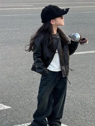 💥 又酷又飒的女童皮夹克来咯💥 经典黑色,帅气机车风, 质感满满✨  内搭白T、下搭牛仔裤,轻松打造街头潮酷范儿,戴上帽子墨镜,拿捏时尚小大人气场,让宝贝出街赚足回头率,潮流小达人必备单品,快给咱家娃安排上🎯#潮童穿搭 #高品质童装 #酷女孩穿搭 #每日童装穿搭分享 #女童秋冬外套