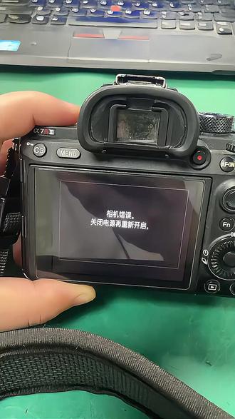 索尼相机报错,修起来最简单了 粉丝寄来一台A7RM3a,开机报错,快门按不了。
这类问题见多了,大概率是上弦组件坏了。
拆机、换上新组件、通电测试——好了。
顺便清了CMOS,干干净净发回去。
各位老板注意:索尼A7系列,用久了上弦组件容易出问题。
出现报错、黑屏、快门不工作,别慌,换个组件就行
#索尼 #粉丝寄的快递 #相机维修#这个春天我在场 #相机报错 @格林 @真的在睡觉 @咦万七👀 @椰子粉 @南佳数码(专业维修)