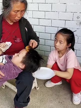 真是很吓人呢……快快安排一下这个洗发水吧。#怎么样帮小孩洗头发 #给宝宝洗头发的技巧 #洗发水 #儿童洗发水