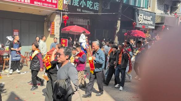 来一个原版不配乐的游神片段,福州长乐游神真的仪式感拉满,每个村的游神都不一样,听旁边的大叔说他们这个曾姓祠堂抬出来的神就有 80 多个,一圈游下来要三个多小时,全程有人补给香烛和红牛,挺塔骨的一路有人替换,路边的阿伯和老阿妈一直在捏着一把香不停的拜拜,路过一个神就会递几根香过去,非常虔诚。#游神 #福州 #民俗文化 #原创