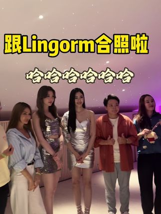 玲玲今天感冒了,但是还是很努力的完成她的工作,我跟她讲话的时候听到她声音都是沙哑的,最后还走出去跟粉丝们一个个打招呼,真的不得不爱啊#泰国阿申 #邝玲玲 #泰星