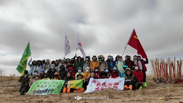 🌾民勤2026|种下一个未来
亲身经历过沙尘天气才更能感受到种树的意义
我们种下的梭梭树会发芽 会在腾格里沙漠的边缘扎根
“确保民勤不成为第二个罗布泊”沙退绿进 我们在行动!!
#沙退绿进 #民勤种树 #禾伙人