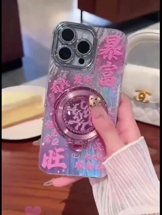 粉暴富發支架手机壳,适配苹果15、vivo、华为、oppo、小米、iPhone等机型,精孔羽纱纹设计超个性~好评率超高