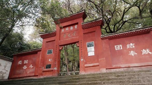 电影《烽火弦歌》主题曲《青春纪念册》 《烽火弦歌》是一群八零后九零后零零后的创作者,对一代80后90后前辈的追寻。过去的六年中,我们跨越山河走进历史的现场,听他们讲述当年的故事,头顶着飞机追赶炮火中逃难,从轰炸过后的废墟中爬出来,跑警报躲在防空洞里老师们教学孩子们读书。
在拍摄的过程中,我们感受那一代教育家和爱国学生们不畏艰难、教育救国的爱国情怀。也在他们耄耋之年依然专注事业的事迹里,看到中学时代的教育,对人知识塑造与精神塑造的重要作用。
这是真正的传承,在硝烟里生根,在青春中永恒。
七七事变之际,特别推出这首,袁一凡同学倾情献唱的主题曲《青春纪念册》 #七七事变88周年 # #烽火弦歌