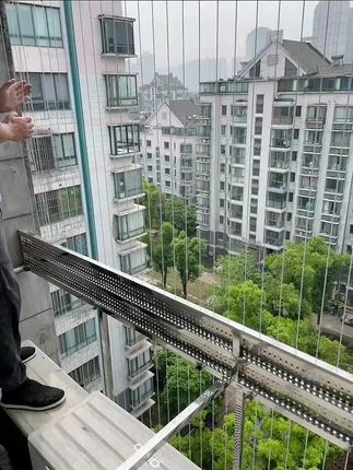 可得,可失,可聚,可散。 能牵绊我的,都是我付出的真情, 我若释然,谁能困住我! 可有,可无,可去,可留。 能折磨我的,都是我在意的东西, 我若不在意了,天奈我何! #隐形防护网 #专业安装 #支持定制各种款式及尺寸 #支持全国发货