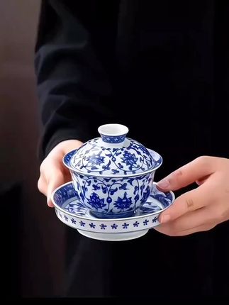 青花缠枝莲马蹄三才盖碗,高温瓷釉下彩,功夫茶具套组,防烫盖碗#三才盖碗 #釉下彩 #功夫茶具 #茶具套组#今天你喝茶了吗