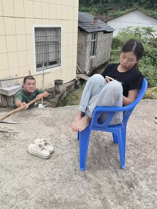 你们看见是哪个人放的石头嘛 #幽默搞笑