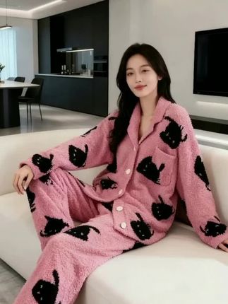 妍凯琳半边绒翻领开衫家居服睡衣粉色卡通明星款高档可外穿居家服#秋冬新款 #面料柔软舒适 #翻领开衫家居服 #可外穿家居服套装 #半边绒家居服