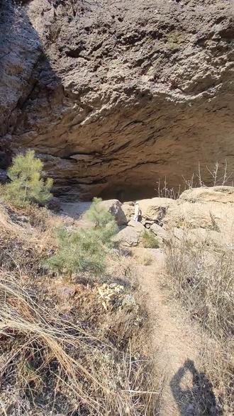 鸡冠山下面的老虎洞,神仙洞,悬崖峭壁