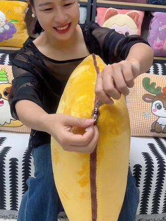 抱枕二合一卡通的图案很漂亮,双面毛绒面料很保暖,手感柔软舒适,触感很好,也不会掉毛,也不会掉色!#抱枕被两用 #加绒保暖 #车载抱枕被子两用 #办公室午休神器