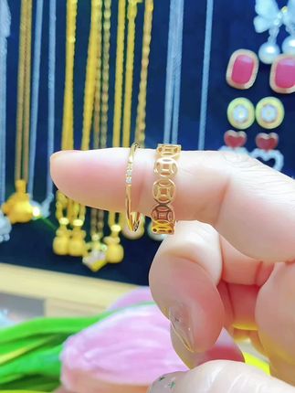 铜钱的造型#戒指 寓意:八方来财,好运连连。快叫姐妹们一起安排吧。#素圈戒指 #戒指 #美出高级感