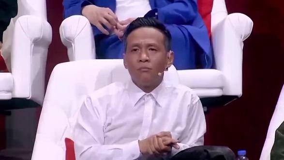 周云鹏是中国内地男演员、喜剧演员 。以下是关于他的介绍 :
- 基本信息:原名周滨,1982年4月20日出生于辽宁省沈阳市辽中区,是赵本山的第39位弟子。
- 早年经历:幼时父母离异,19岁时因家庭贫困放弃上师范大学的机会,跟随父亲学习二人转。2002年父亲离世,2003年他拜二人转艺人尤勇为师,2005年成为东北风剧场演员。
- 演艺经历:2008年,周云鹏出演赵本山执导的《关东大先生》,饰演阿旺,正式出道。2016年,他参加《笑傲江湖第三季》,获全国总决赛季军。2017年,他主演了《龙虾刑警》《地球人都不知道》等电影。2021年至2025年,他陆续参加了《象牙山爱逗团》《惊叹俱乐部》等综艺节目,还主演了《澡堂也疯狂》《猎冰》等影视作品。
- 个人生活:周云鹏有两段婚姻,第一任妻子是崔丹,两人育有一子周思羽;第二任妻子是欢欢,两人育有一女,两段婚姻均已结束。