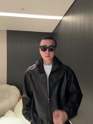 做旧质感的酒红色皮革,自带岁月沉淀的韵味#气质皮衣 #皮衣外套搭配 #型男穿搭 #外套穿搭 #复古酒红色